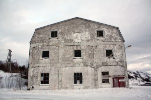 Så mange historier. Bygget står der fortsatt.