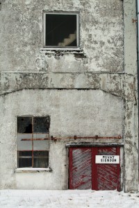 Fabrikken: Ei dør, to vinduer, ei trapp. Hvem har gått inn? Hvem har sett ut? Hvem har gått i trinnene? Den gamle sildoljefabrikken på Bjørn, Bjørn Sildolje- & Kraftfôrfabrikk på Dønna, 070212