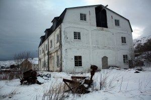 Stor og værbitt. Den gamle sildoljefabrikken på Bjørn.