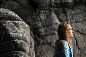 Anneli Drecker var artist i Kirkhelleren på Trænafestivalen i år. Det ble en konsert hvor tekster, musikk og omgivelser spilte på lag. (Foto: Leif Steinholt)