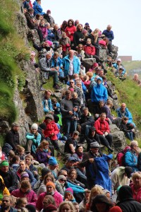 Publikum på konsert med Anneli Drecker i Kirkhelleren, Trænafestivalen 2015. Foto: Leif Steinholt
