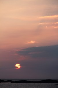 Sola synker mot havet. Træna, litt etter midnatt 12. juli 2015. Foto: Leif Steinholt
