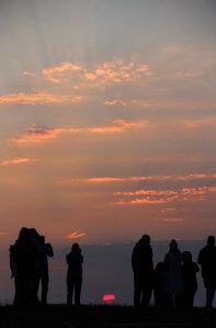 Ei rød kule brenner i det fjerne, Træna, litt over midnatt 12. juli 2015. Foto: Leif Steinholt