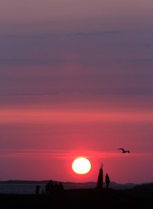 Tidlige solstråler treffer skulpturen, Træna, tidlig morgen 12. juli 2015. Foto: Leif Steinholt