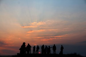Et glødende slør over himmelen, Træna, litt over midnatt 12. juli. Foto: Leif Steinholt