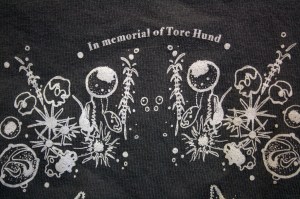 In memorial of Tore Hund. Ordene øverst på denne T-skjorte fra Trænafestivalen ga støtet til en reportasje. Foto: Leif Steinholt